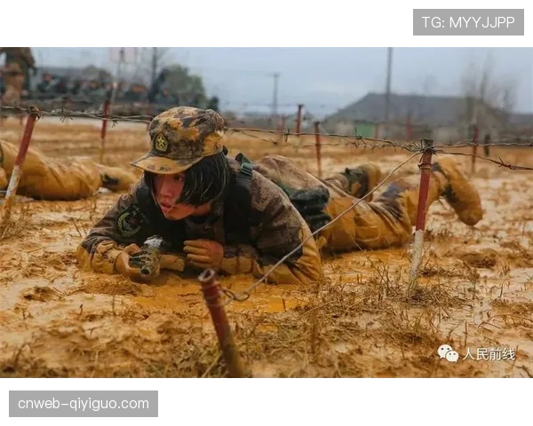 雨中苦战，教士队外野手小塔蒂斯滑接后满身泥泞庆祝
